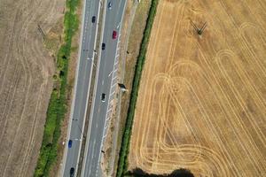 bela vista aérea das auto-estradas britânicas e estradas com tráfego foto