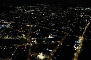 vista aérea noturna da cidade britânica iluminada. imagens de drone da cidade de luton da inglaterra à noite foto