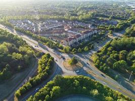 bela vista aérea das auto-estradas britânicas e estradas com tráfego foto