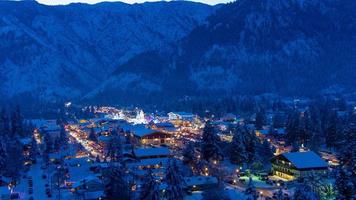 vista aérea de leavenworth, washington ao pôr do sol em dezembro de 2021 foto