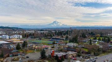 monte chuvoso no horizonte de tacoma, washington em dezembro foto