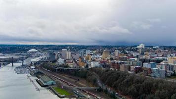 vista aérea do centro de tacoma, horizonte à beira-mar de washington em dezembro de 2021 foto