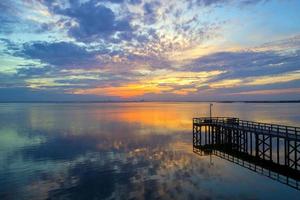 cais na baía móvel ao pôr do sol foto