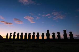 tiro de silhueta de estátuas moai na ilha de páscoa foto