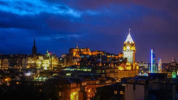 cidade velha edimburgo e castelo de edimburgo na escócia foto