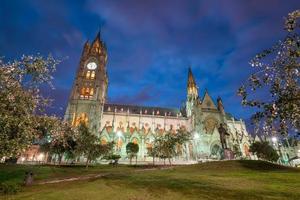 a basílica do voto nacional em quito, equador foto