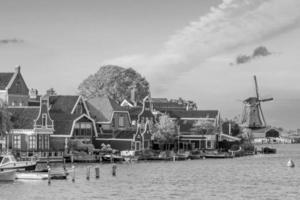 vila velha tradicional com moinhos de vento holandeses em amsterdã, países baixos foto