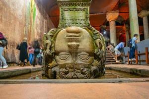 a coluna com base de cabeça de medusa invertida dentro da cisterna da basílica em istambul foto