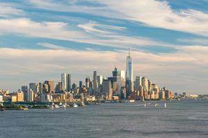 horizonte do centro de manhattan ao pôr do sol foto