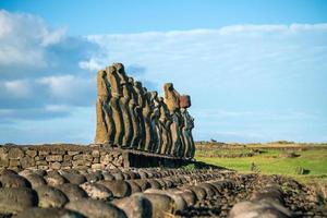 moais em ahu tongariki na ilha de páscoa foto