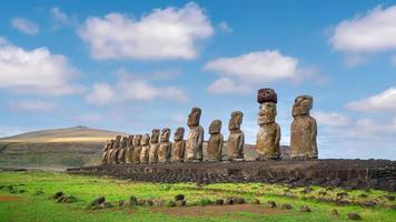 o antigo moai na ilha de páscoa do chile foto