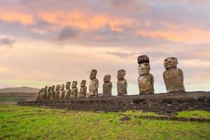 o antigo moai na ilha de páscoa do chile foto