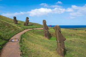 estátuas moai no vulcão rano raraku na ilha de páscoa, chile foto