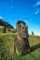 estátuas moai no vulcão rano raraku na ilha de páscoa, chile foto