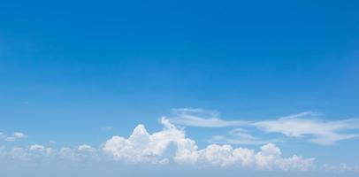 fundo do céu azul com nuvens brancas cumulus flutuando foco suave, copie o espaço. foto