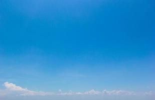 fundo do céu azul com nuvens brancas cumulus flutuando foco suave, copie o espaço. foto