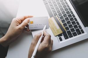 tecnologia, pessoas e conceito de compras online - homem sorridente feliz com computador tablet pc e cartão de crédito em casa foto