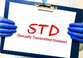 DST ou termo de doenças sexualmente transmissíveis com equipamentos médicos. hiv, hbv, hcv, sífilis std, parar std. conceito médico e de saúde. foto