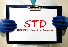 DST ou termo de doenças sexualmente transmissíveis com equipamentos médicos. hiv, hbv, hcv, sífilis std, parar std. conceito médico e de saúde. foto