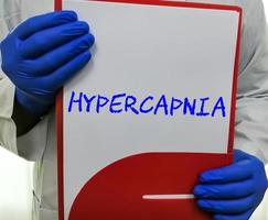 hipercapnia, uma condição que muito dióxido de carbono no sangue. prancheta na mão do médico com hipercapnia de termo médico. foto