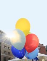 balões de hélio em um dia ensolarado foto