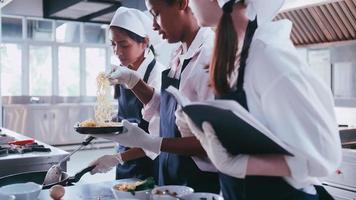 grupo de alunas se divertindo aprendendo a cozinhar. estudantes do sexo feminino em uma aula de culinária. foto