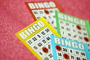 muitos tabuleiros de bingo coloridos ou cartas de baralho para ganhar fichas. clássico nós ou cartões de bingo canadenses de cinco a cinco em fundo brilhante foto