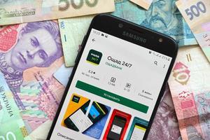 aplicativo bancário oschadbank na tela do smartphone. oschadbank é importante banco comercial na ucrânia foto