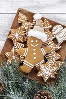 biscoitos de gengibre caseiros de Natal na mesa de madeira. foto