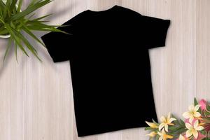 camiseta em branco no fundo de madeira, camiseta vazia, maquete de camiseta foto
