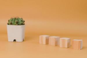 bloco de cubo de madeira em branco e árvore em fundo amarelo. foto