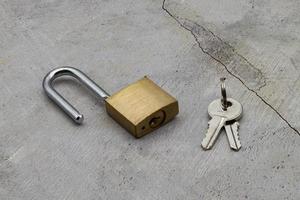 cadeado desbloqueado com as chaves isoladas em fundo claro foto