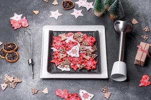 decorações de natal e pães de gengibre em uma mesa de concreto escuro. preparando-se para a celebração foto