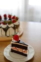 bolo de chocolate com morango e chantilly. conceito de bekery caseiro. foto