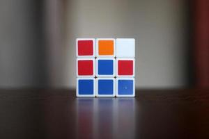 cubo de rubik no fundo preto. O cubo de rubik foi inventado pelo arquiteto húngaro Erno Rubik em 1974. foto