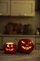 abóbora de halloween com cara assustadora em fundo escuro. 3307337
