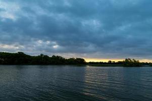 nascer do sol sobre o lago cleburne foto