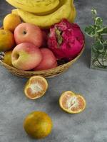 frutas cítricas em um prato, com aspecto natural foto