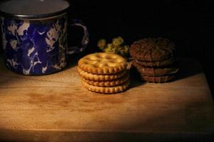 deliciosos biscoitos de chocolate doce em uma mesa de madeira com pouca luz foto