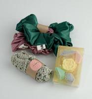 scrunchies de seda rosa e verde em fundos brancos um conceito de acessórios e penteados flower.diy foto