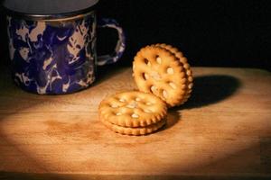deliciosos biscoitos de chocolate doce em uma mesa de madeira com pouca luz foto