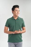 um homem positivo vestido com camiseta verde conta uma história com o movimento da mão. foto