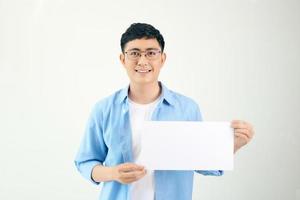 jovem asiático apresentando painel isolado no fundo branco. foto