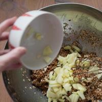 pessoa irreconhecível misturando ingredientes para biscoitos saudáveis foto