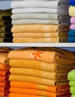 prateleiras com toalhas na loja foto