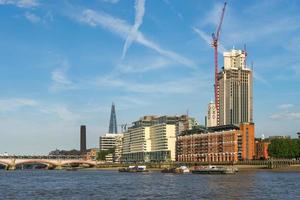 Londres, Reino Unido. a torre oxo e outros edifícios ao longo do rio tâmisa em londres foto