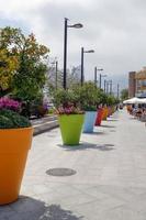 benalmadena, andalucia, espanha - 9 de maio. vasos de flores enormes em benalmadena espanha em 9 de maio de 2014. pessoas não identificadas. foto