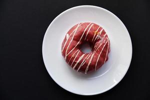 rosquinhas doces rosquinhas em um prato branco. rosquinhas deliciosas e doces americanas. foto