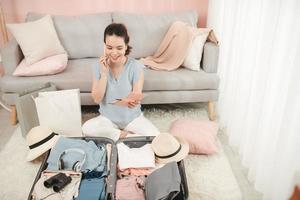 turista falando ao telefone, reservando hotel e segurando passaporte, bilhete, preparando-se para férias foto