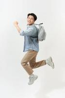 retrato de corpo inteiro de um estudante do sexo masculino alegre engraçado pulando no fundo branco foto